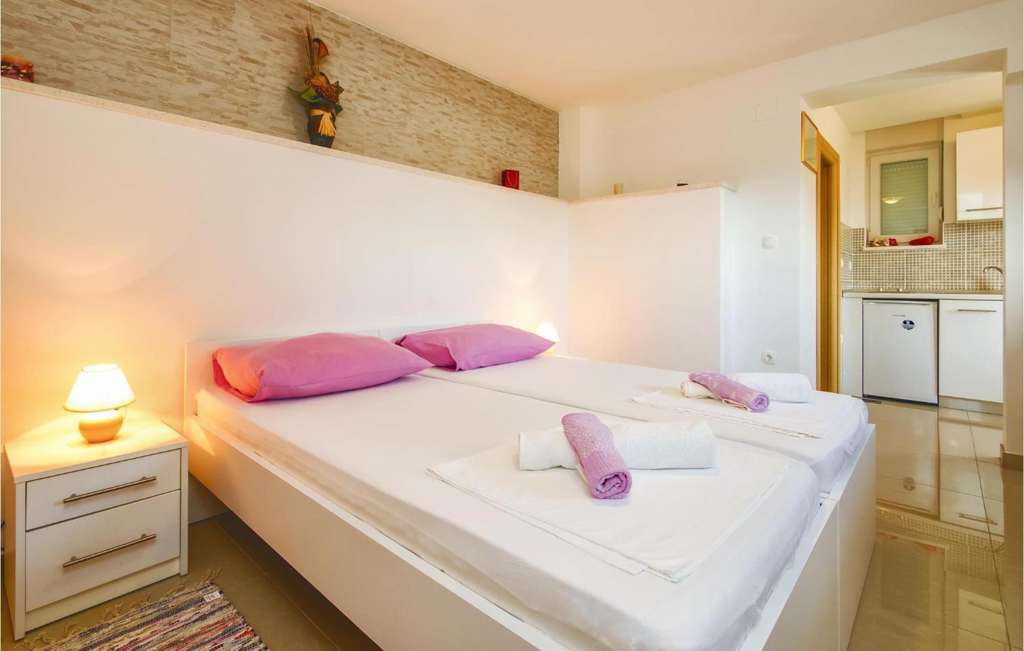 Nice Apartment In Mali Rat With Wifi Sumpetar Екстериор снимка