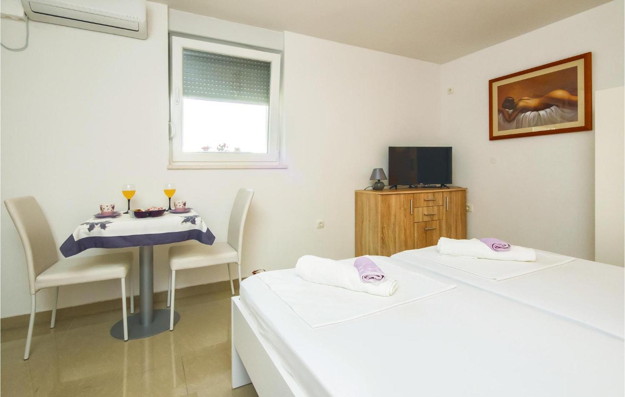 Nice Apartment In Mali Rat With Wifi Sumpetar Екстериор снимка