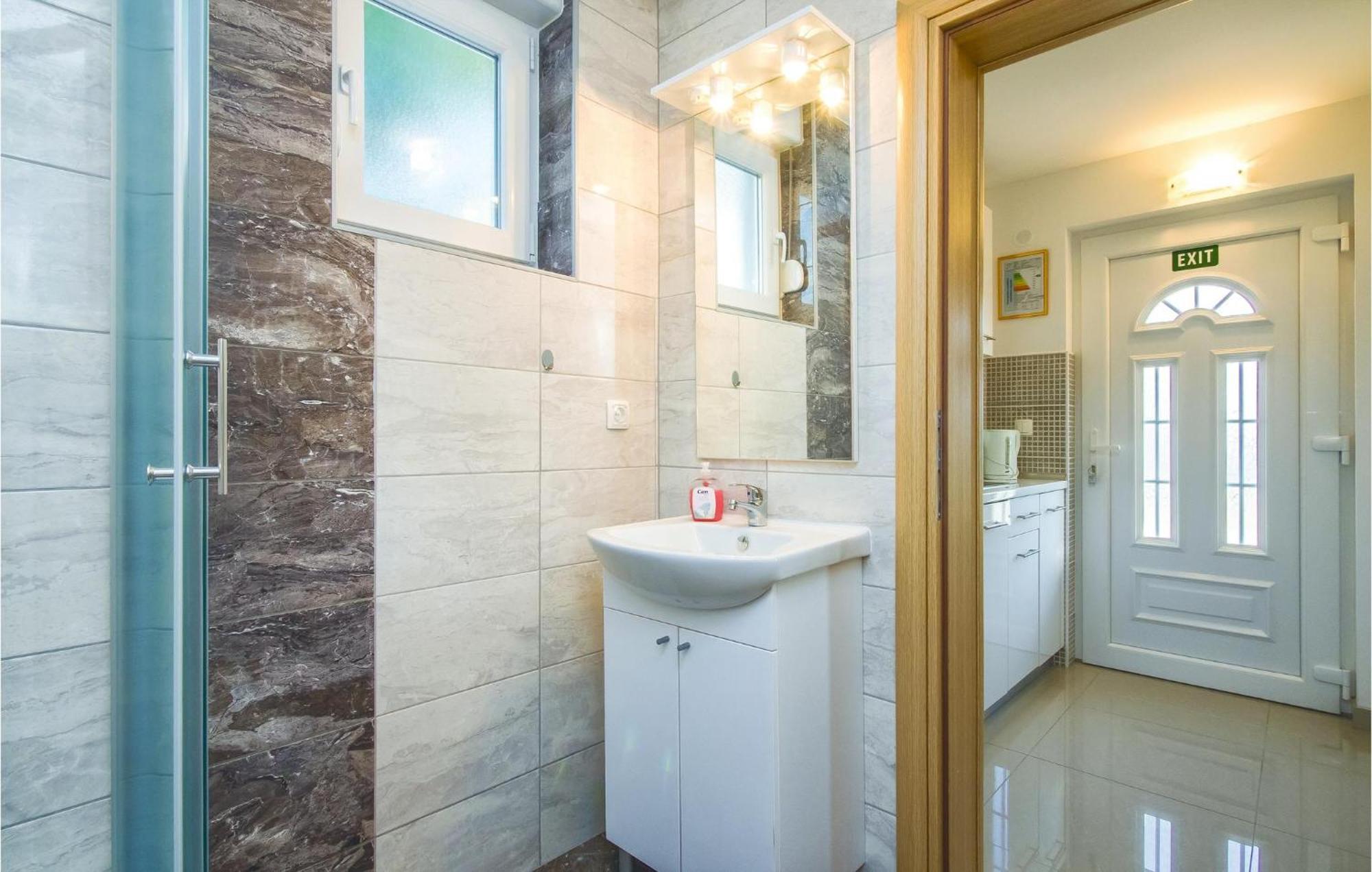 Nice Apartment In Mali Rat With Wifi Sumpetar Екстериор снимка